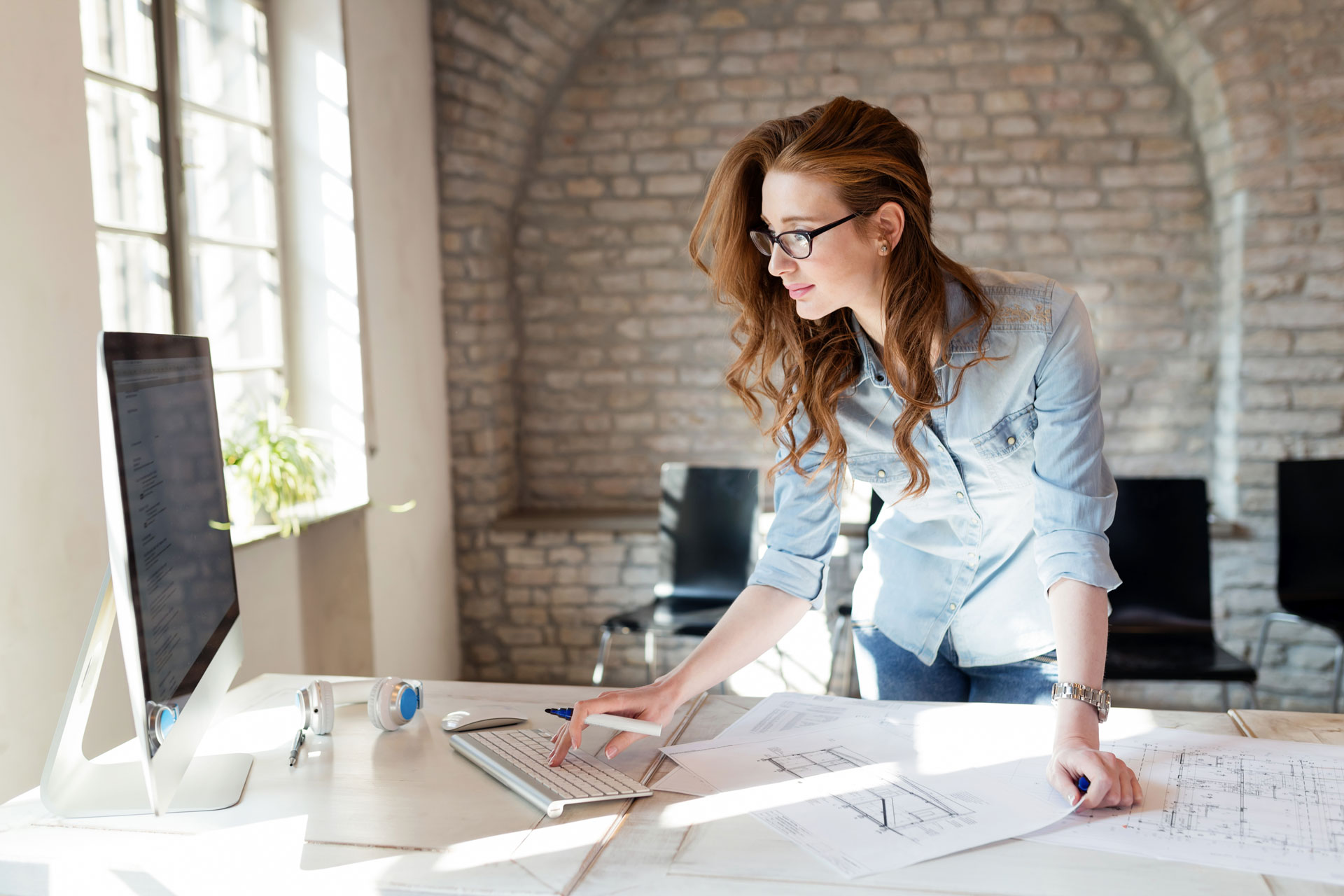 beautiful-woman-working-in-modern-office-3VQ9LHU.jpg